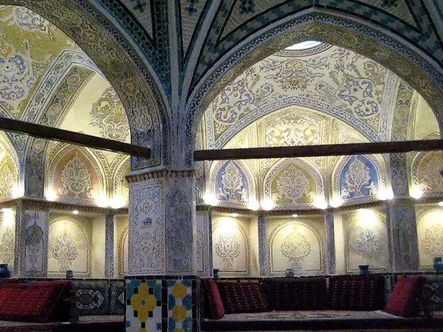Çinili kubbesiyle hamam içi — Kasımpaşa, Masaj Salonun